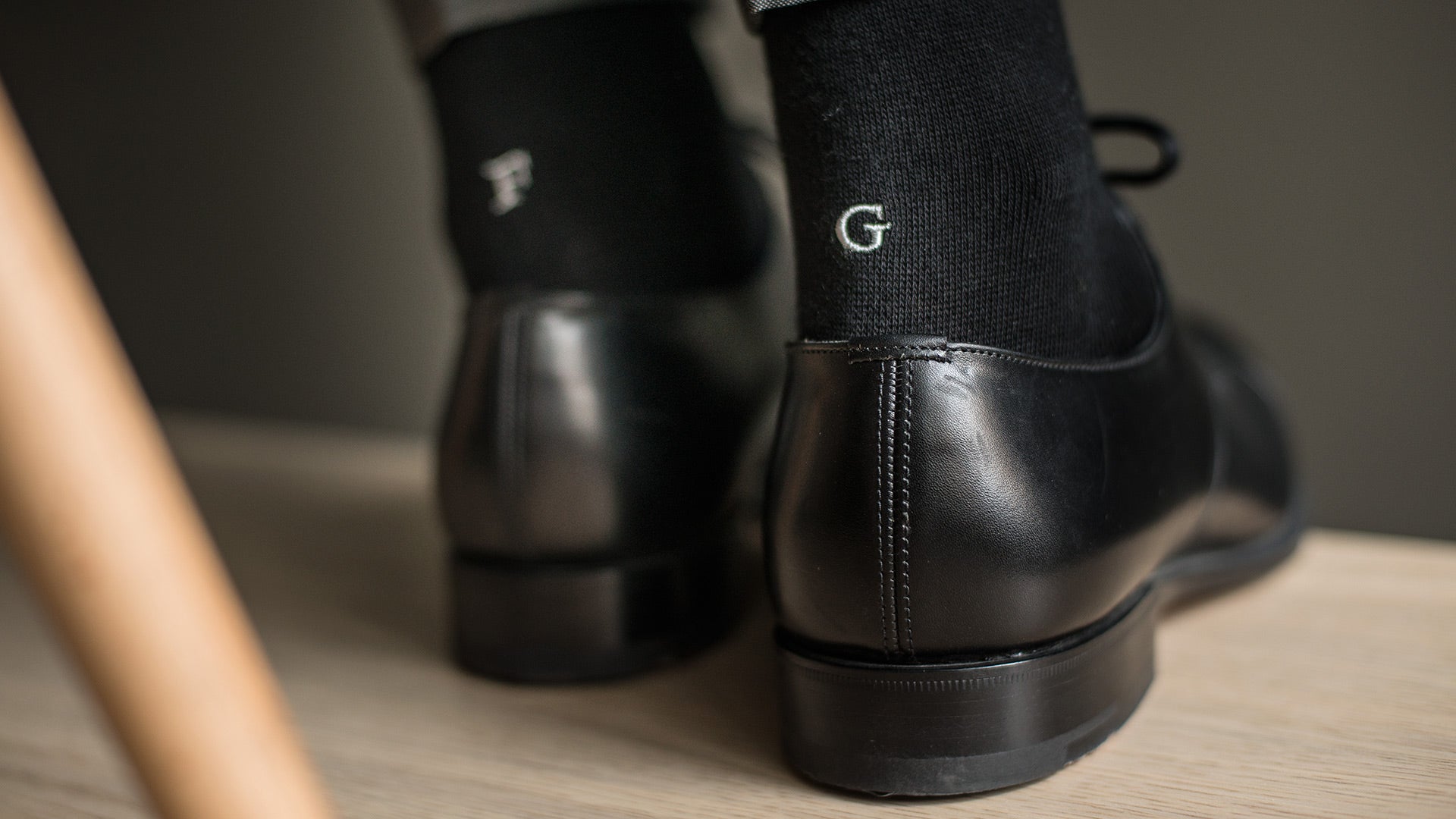 Chaussettes homme en coton extensible | Noires avec initiales brodées grises | Taille 40/45 | Longueur genou