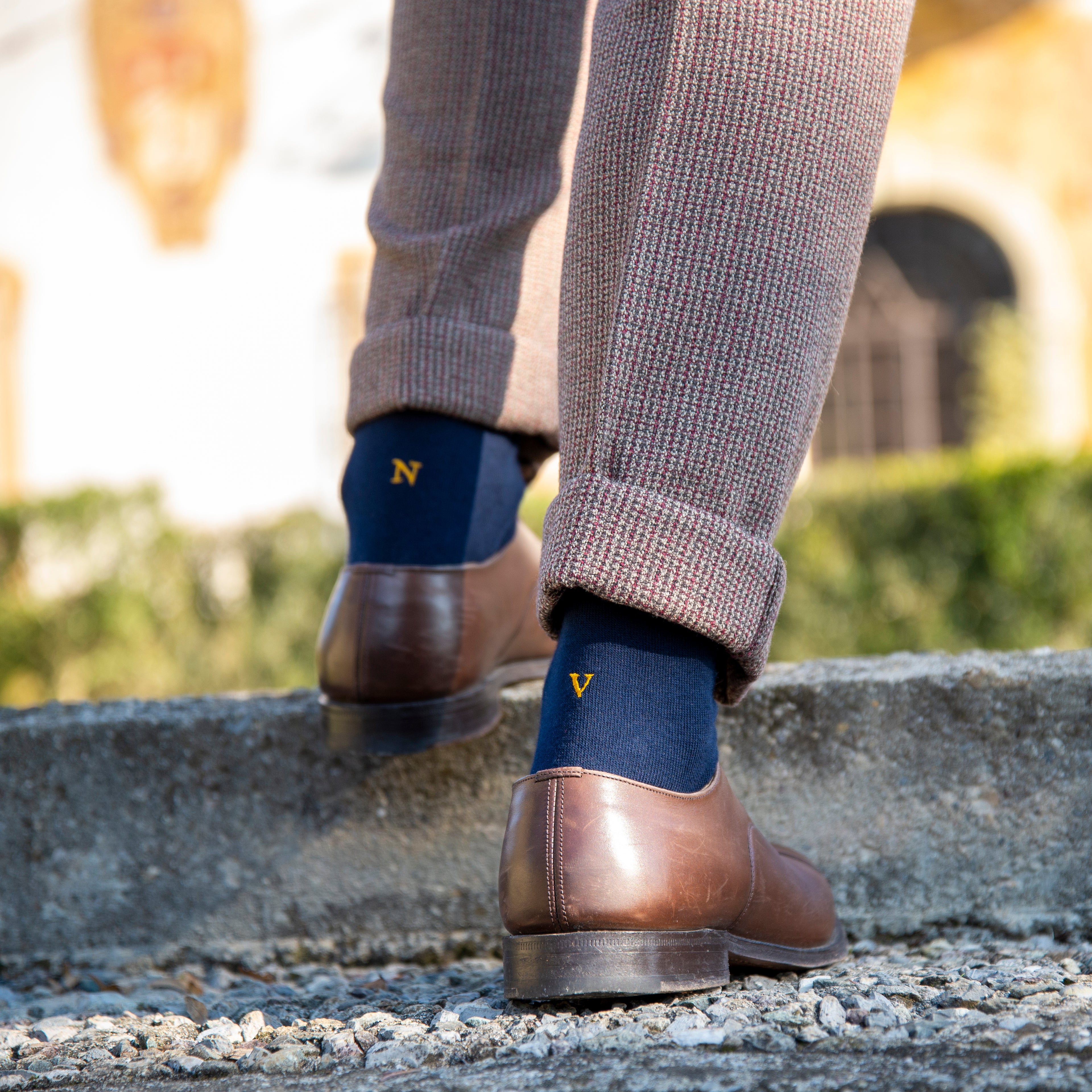 Calze Uomo Cashmere Merino Extrafine | Blu iniziali ricamate Senape | Lunghezza Ginocchio