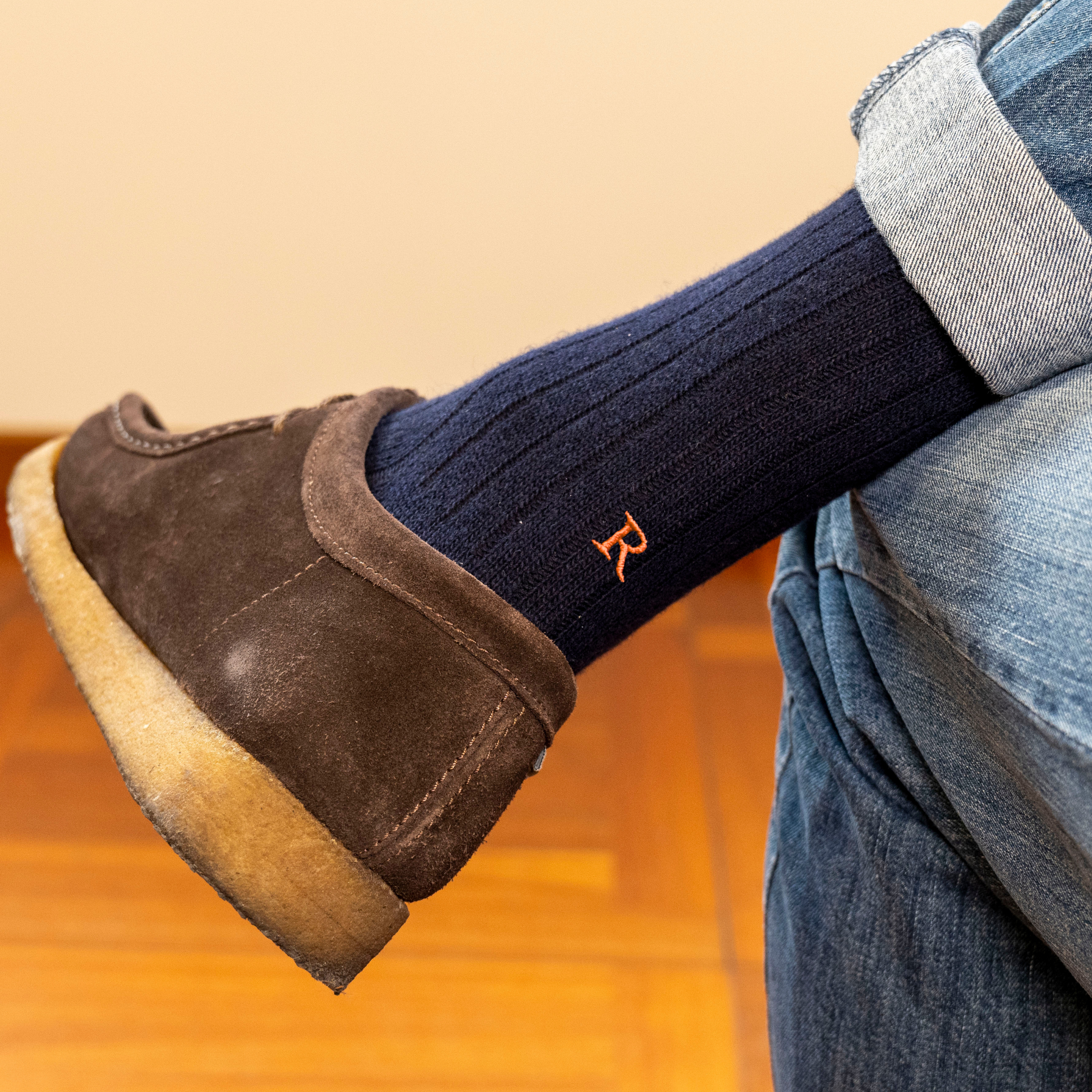 Calze Uomo Cashmere Blend | Blu iniziali Ricamate Arancio | Lunghezza Ginocchio