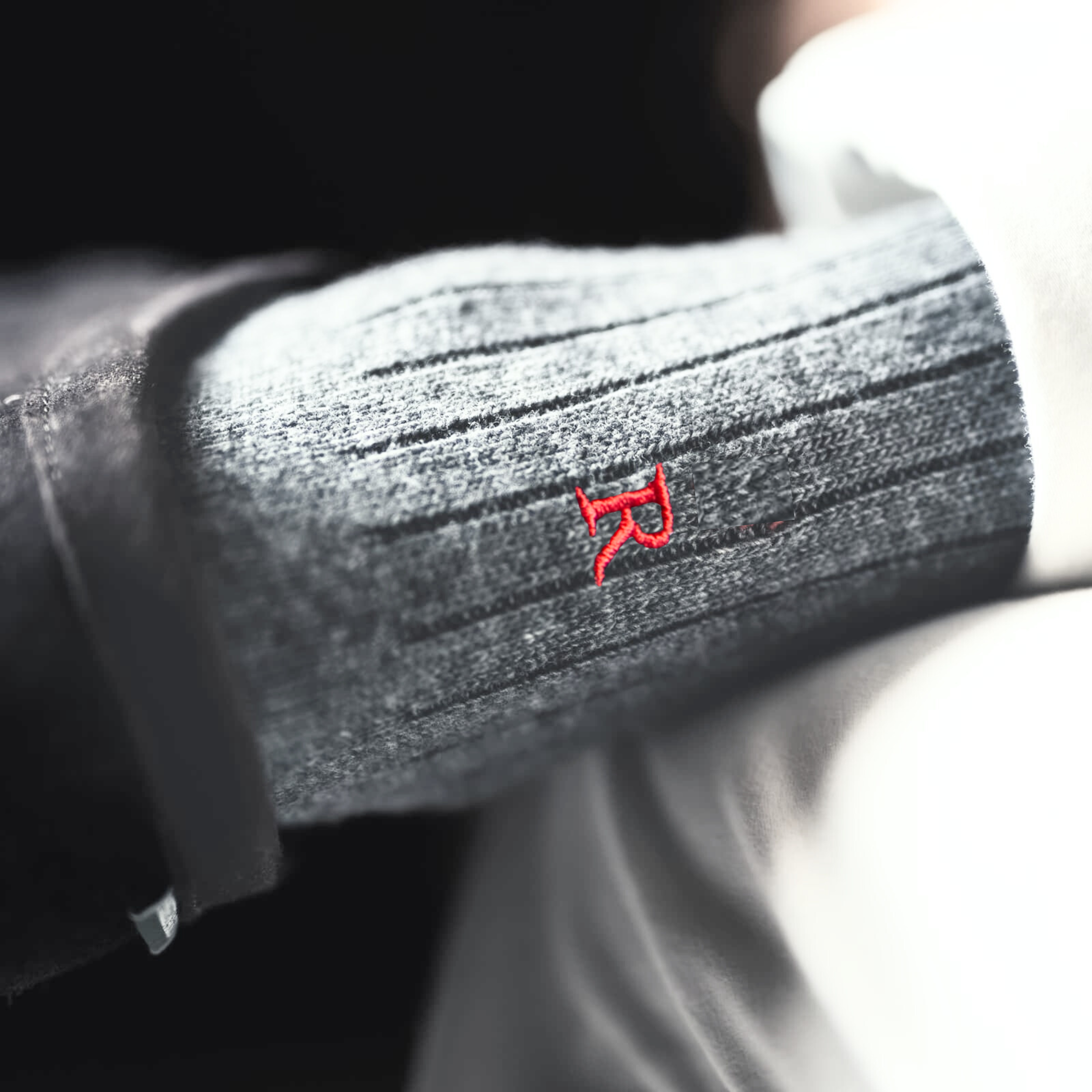 Calze Uomo Cashmere Blend | Grigio iniziali Ricamate Rosse | Lunghezza Ginocchio