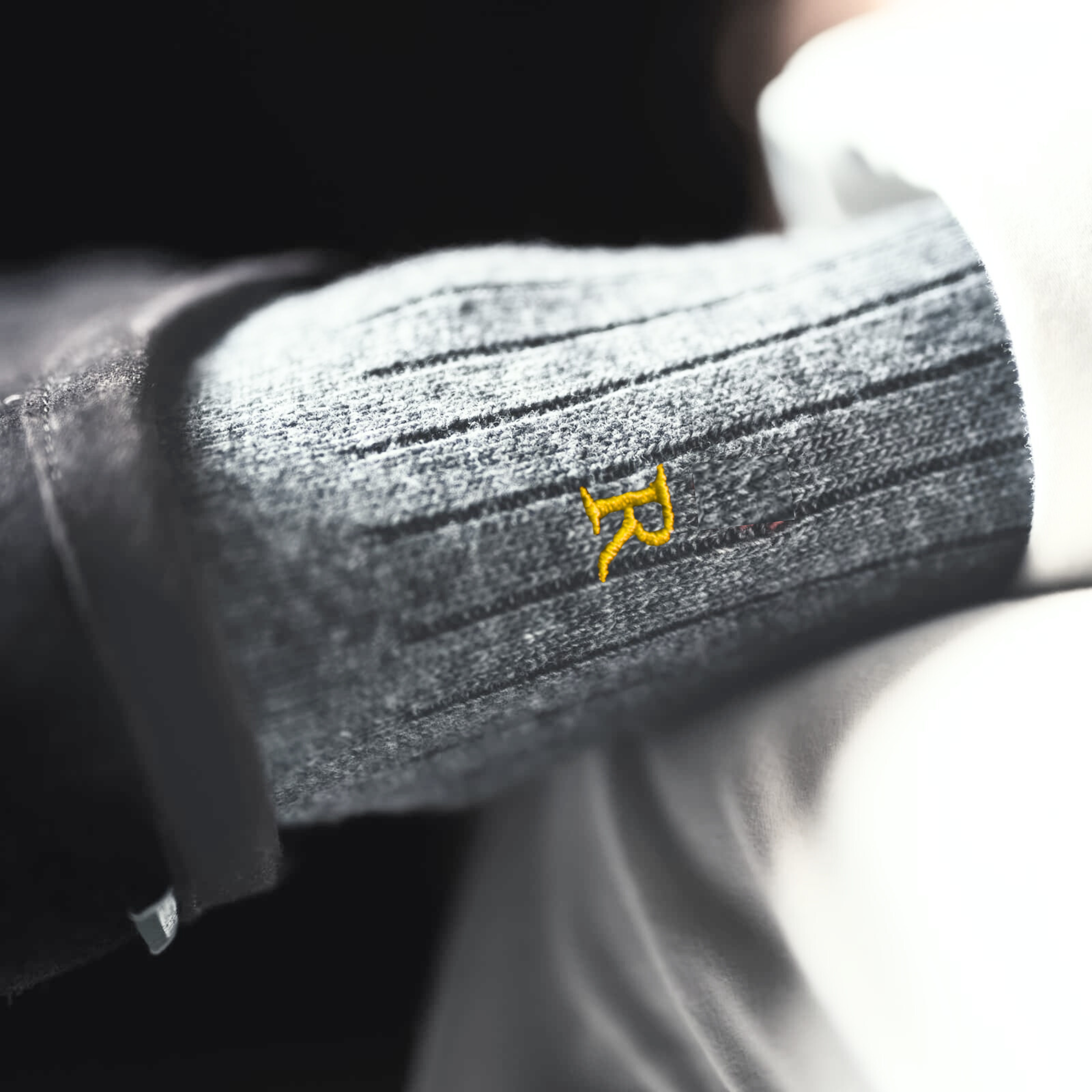 Calze Uomo Cashmere Blend | Grigio iniziali Ricamate Senape | Lunghezza Ginocchio