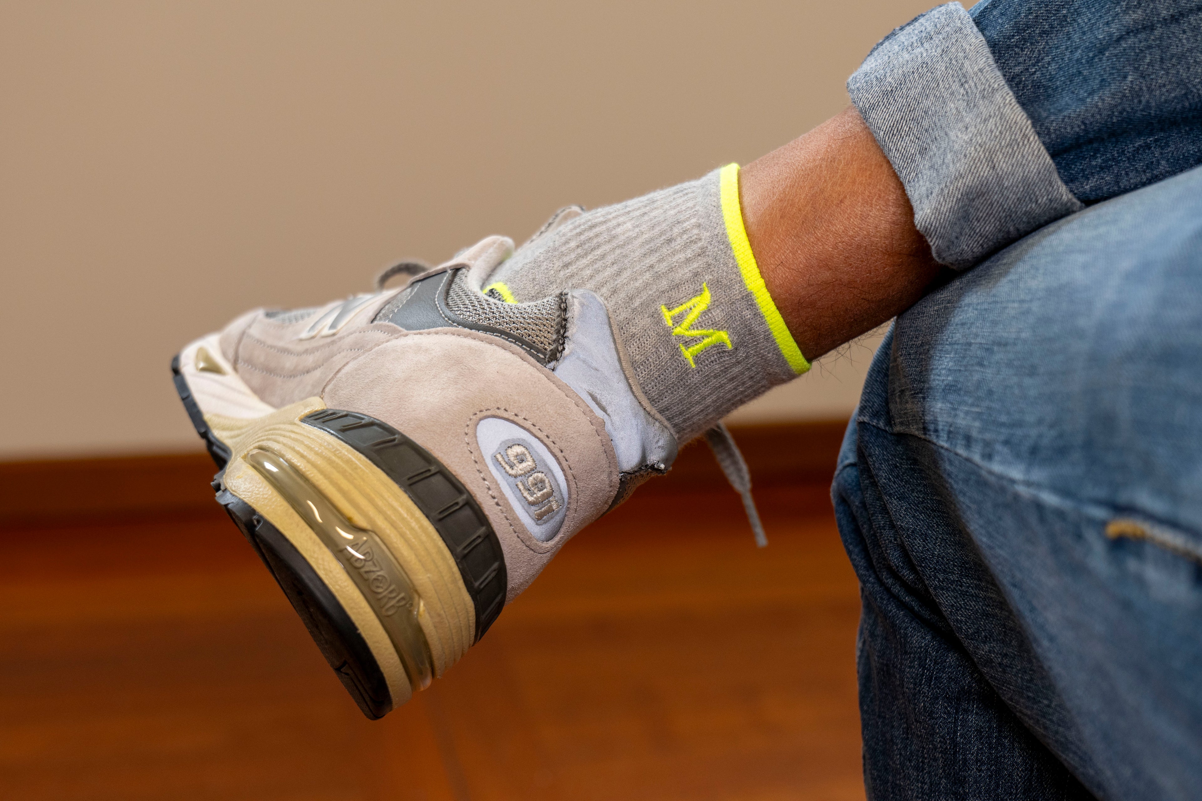 Calcetines deportivos para mujer | Grises con iniciales bordadas fluorescentes | Talla 36/40 | Largo hasta el tobillo