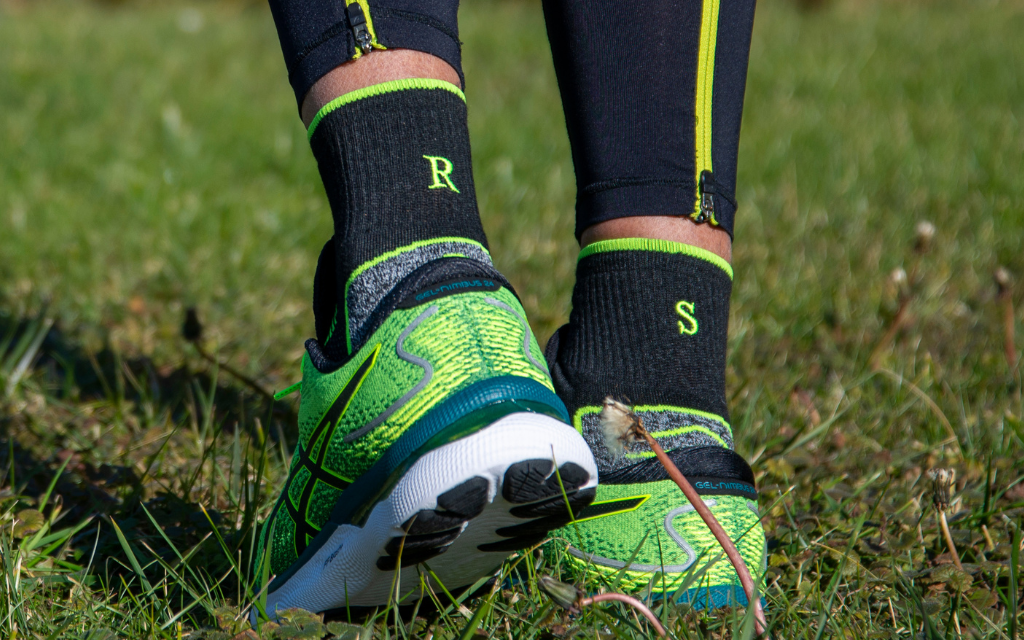 Calcetines deportivos para hombre | Negros con iniciales bordadas fluorescentes | Talla 41/45 | Largo hasta el tobillo