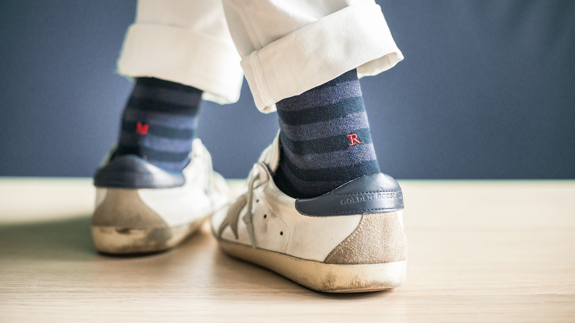Chaussettes homme en coton extensible | Rayures bleu denim avec initiales rouges brodées | Taille 40/45 | Longueur genou