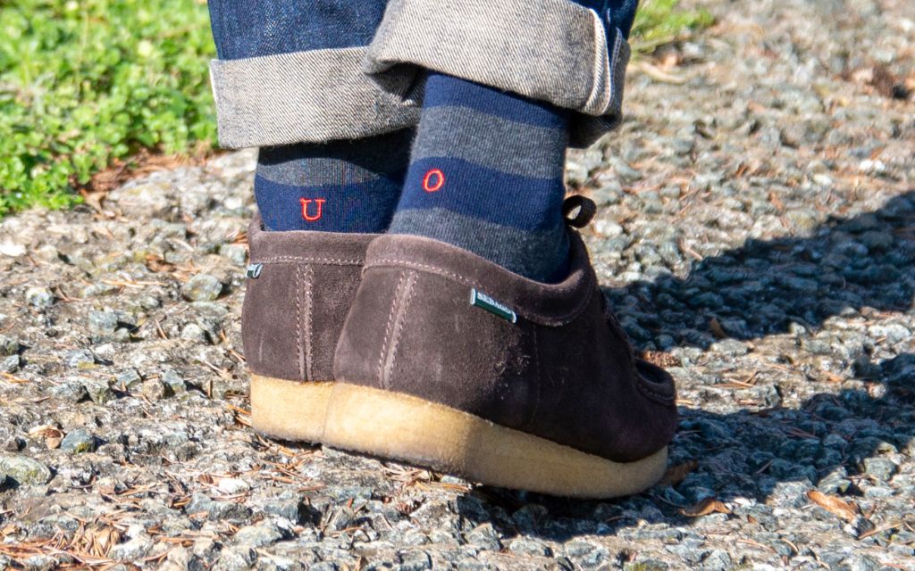 Chaussettes homme en coton extensible | Rayures bleues et grises avec initiales rouges brodées | Taille 40/45 | Longueur genou