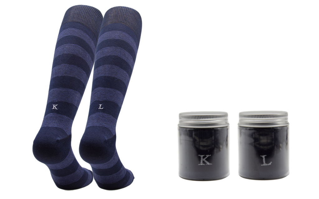 Chaussettes en coton extensible pour homme | Rayures bleu denim avec initiales brodées grises | Taille 40/45 | Longueur genou