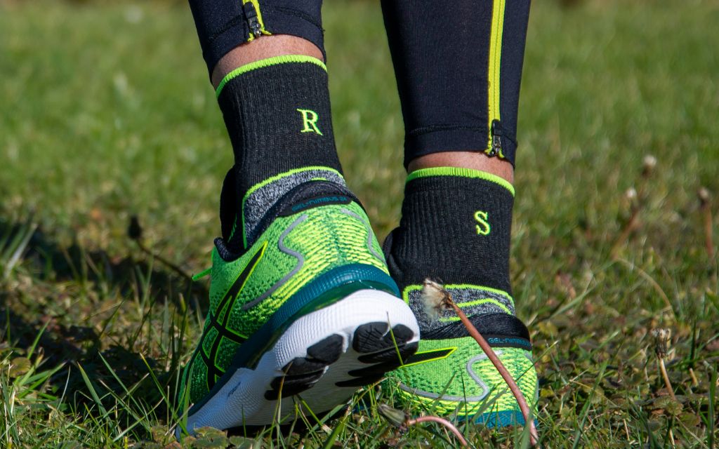 Calcetines deportivos para hombre | Negros con iniciales bordadas fluorescentes | Talla 41/45 | Largo hasta el tobillo