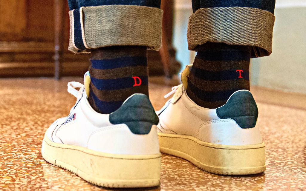 Chaussettes en coton extensible pour homme | Rayures bleues et marron avec initiales brodées en rouge | Taille 40/45 | Longueur genou