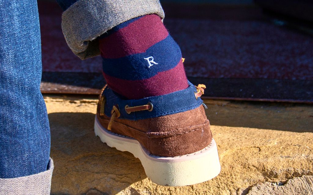 Chaussettes homme en coton extensible | Rayures bleu et bordeaux avec initiales grises brodées | Taille 40/45 | Longueur genou