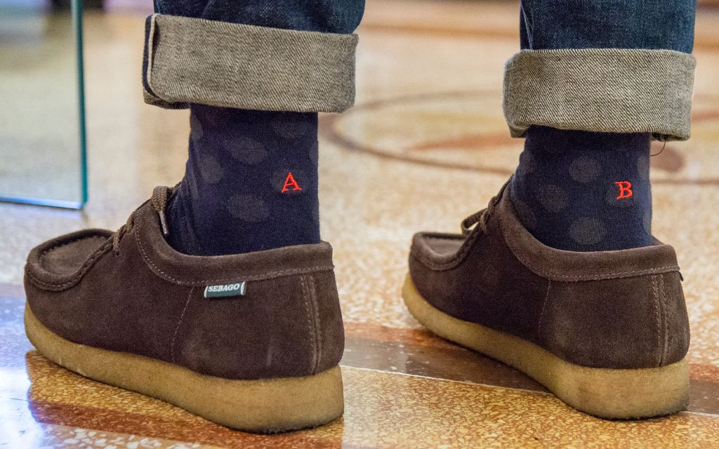 Chaussettes homme en coton extensible | Pois gris avec initiales rouges brodées | Taille 40/45 | Longueur genou