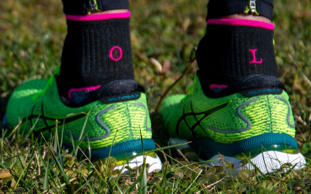 Calcetines deportivos para mujer | Negros con iniciales bordadas en fucsia | Talla 36/40 | Largo hasta el tobillo