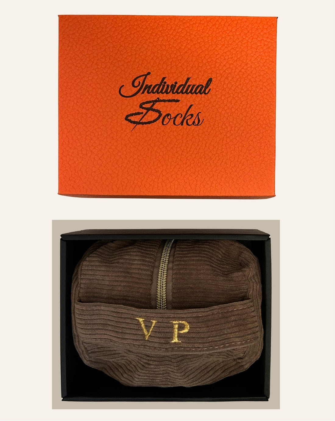 beauty case con le iniziali per lei: velluto a coste color tortora con due iniziali ricamate sulla maniglia e zip color oro