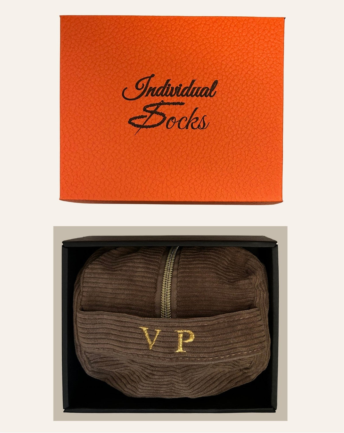 beauty case con le iniziali per lei: velluto a coste color tortora con due iniziali ricamate sulla maniglia e zip color oro