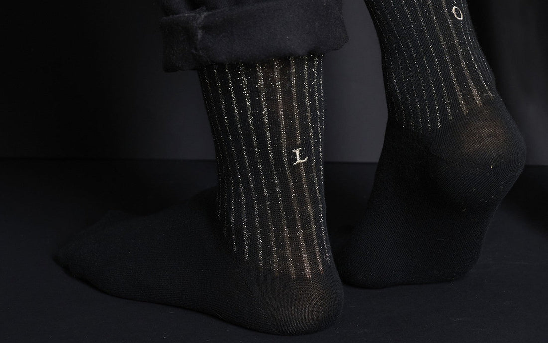 calza lurex donna con filo argento e iniziale ricamata artigianalmente in argento, primo piano a luce radente