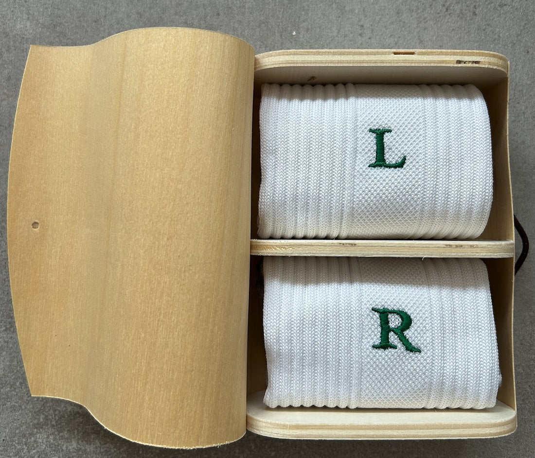 Regalo di Natale per lui sotto 50 euro: Cofanetto in Legno aperto con un paio di calze e le iniziali ricamate