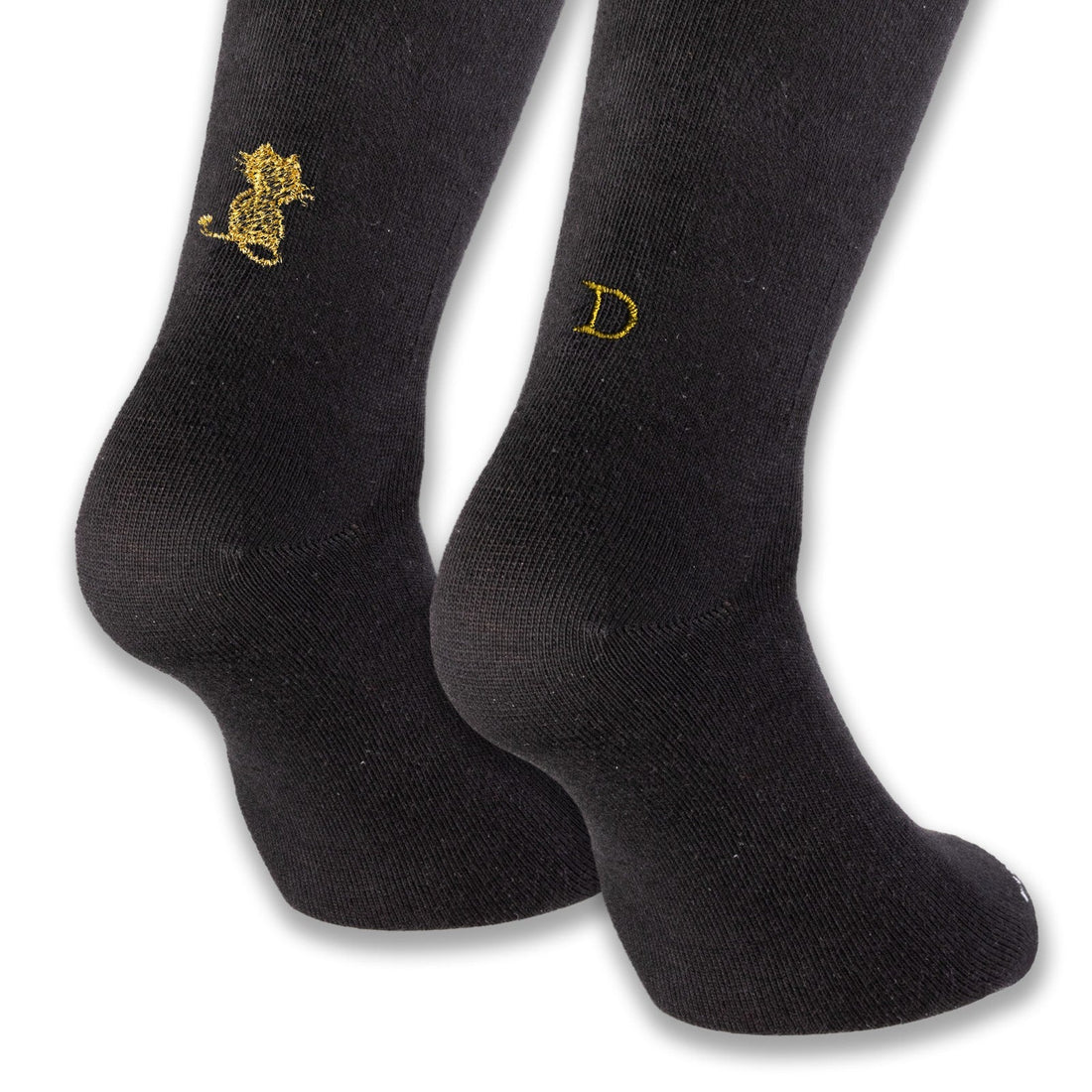 regalo per chi ama gli animali: calze nere Individual Socks con il gatto ricamato in oro su una calza e l'iniziale sull'altra, viste da dietro