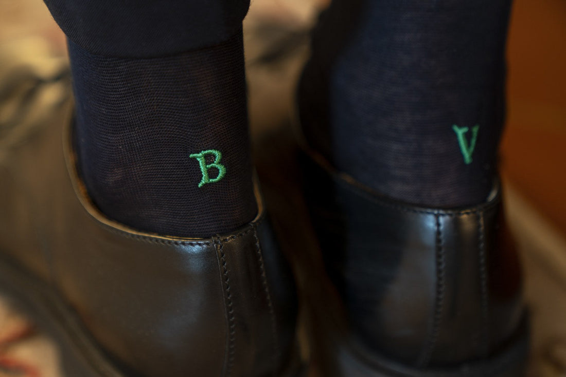 regalo elegante per il fidanzato: calze personalizzate con l'iniziale ricamata artigianalmente, dettaglio sopra il bordo della scarpa