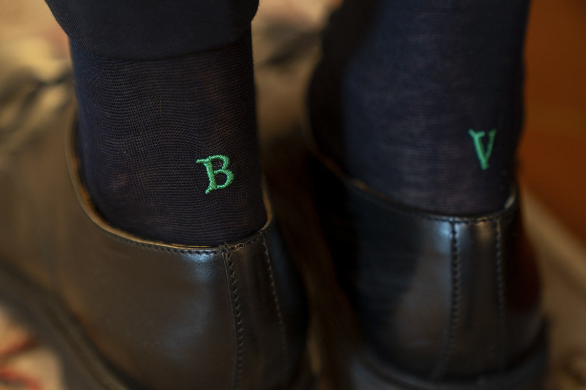 regalo elegante per il fidanzato: calze personalizzate con l'iniziale ricamata artigianalmente, dettaglio sopra il bordo della scarpa