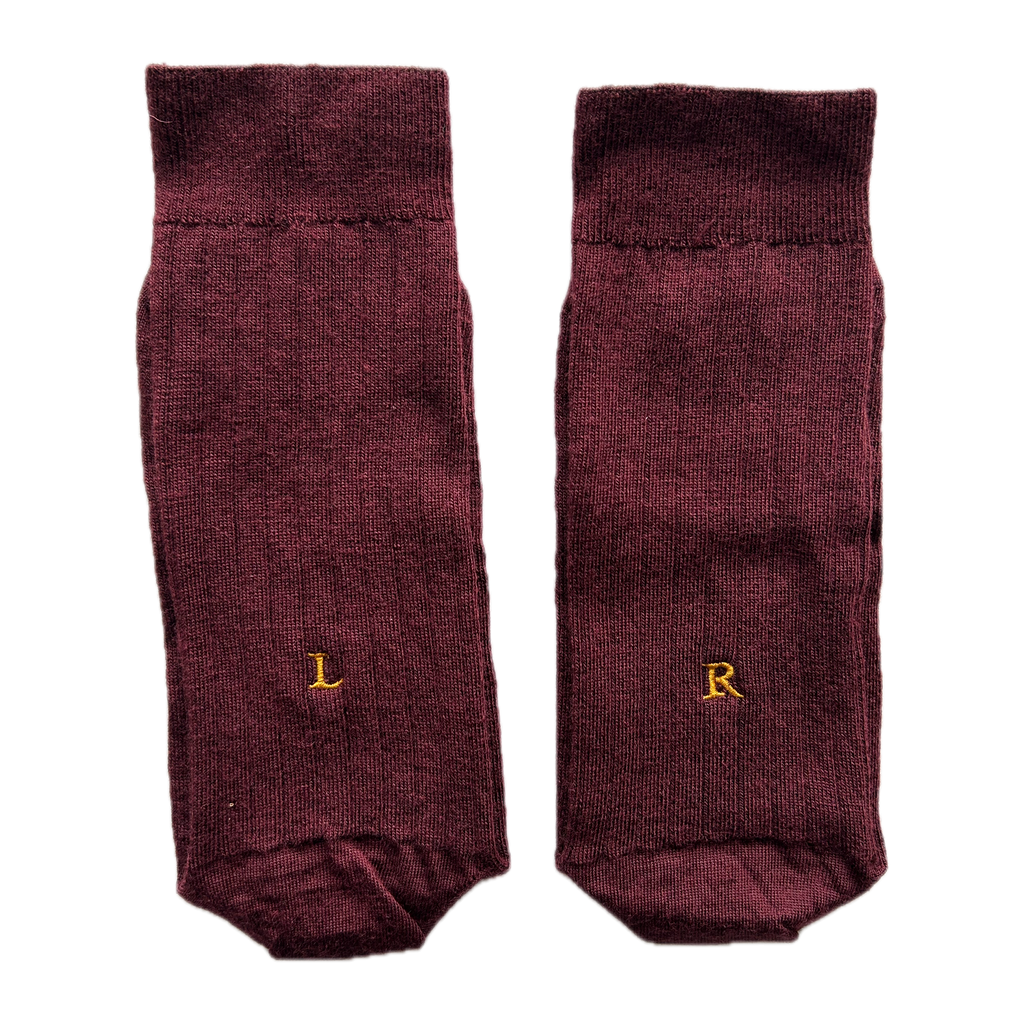 Calze bordeaux da uomo in lana merino con le iniziali ricamate in senape, Individual Socks