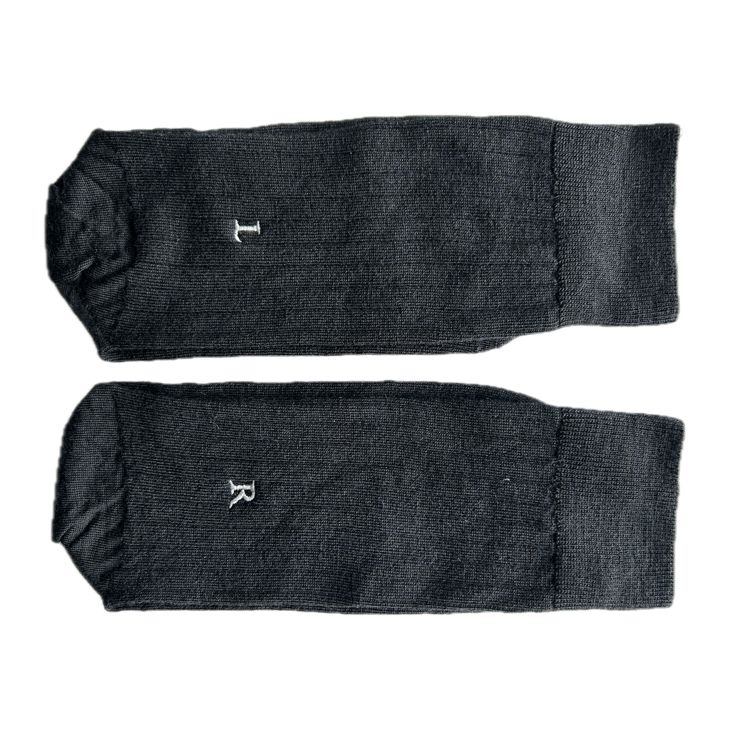 Calze nere da uomo in lana merino con le iniziali ricamate in grigio, Individual Socks