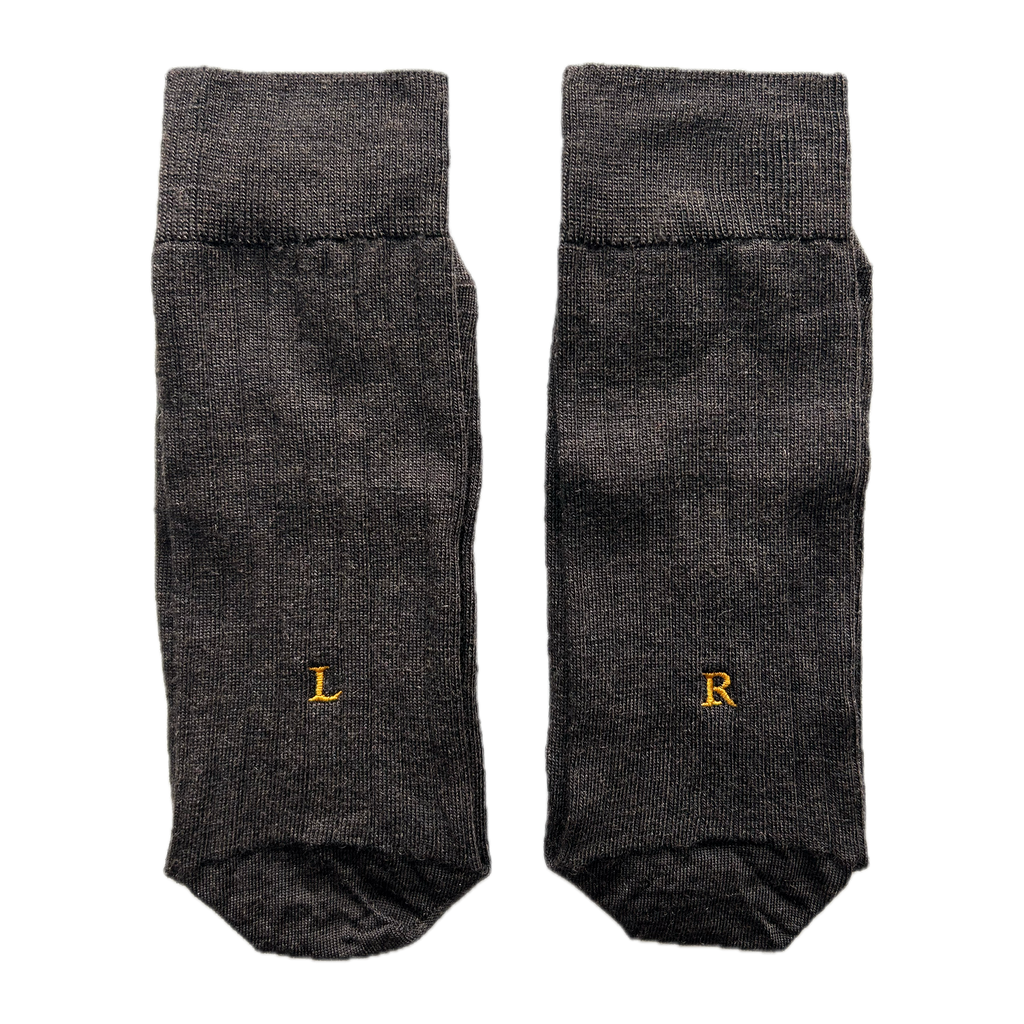 Calze marroni da uomo in lana merino con le iniziali ricamate in senape, Individual Socks