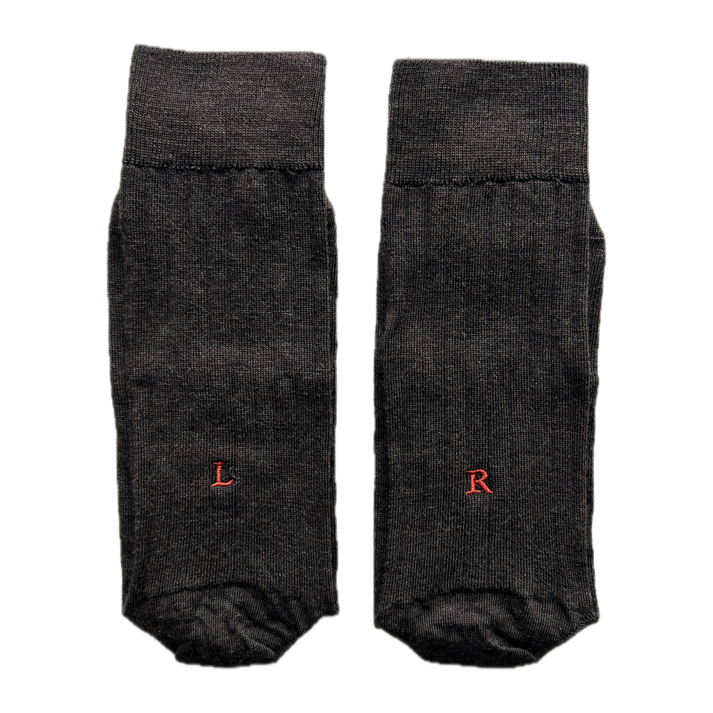 Calze marroni da uomo in lana merino con le iniziali ricamate in arancio, Individual Socks