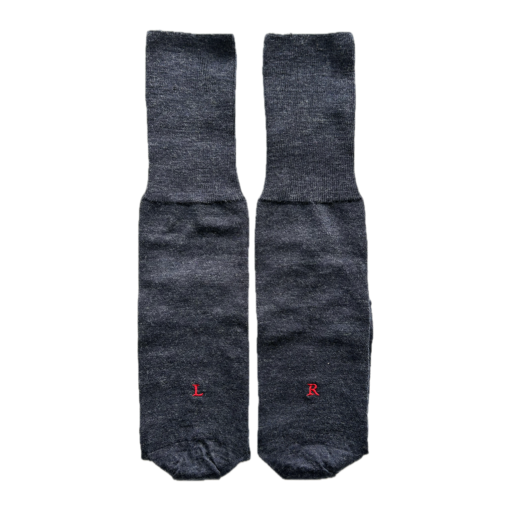 Calze blu da uomo in lana merino con le iniziali ricamate in rosso, Individual Socks
