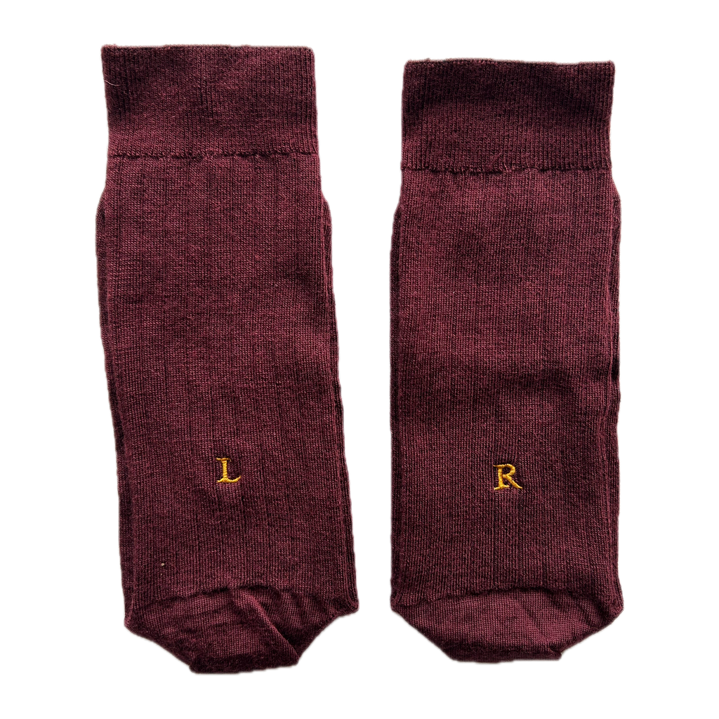 Calze bordeaux da uomo in lana merino con le iniziali ricamate in senape, Individual Socks