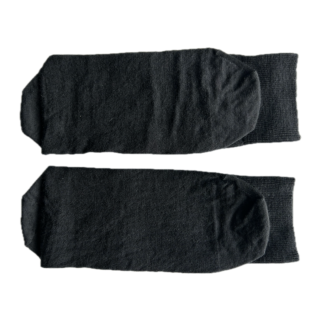 Calze nere da uomo in lana merino con le iniziali ricamate in grigio, Individual Socks