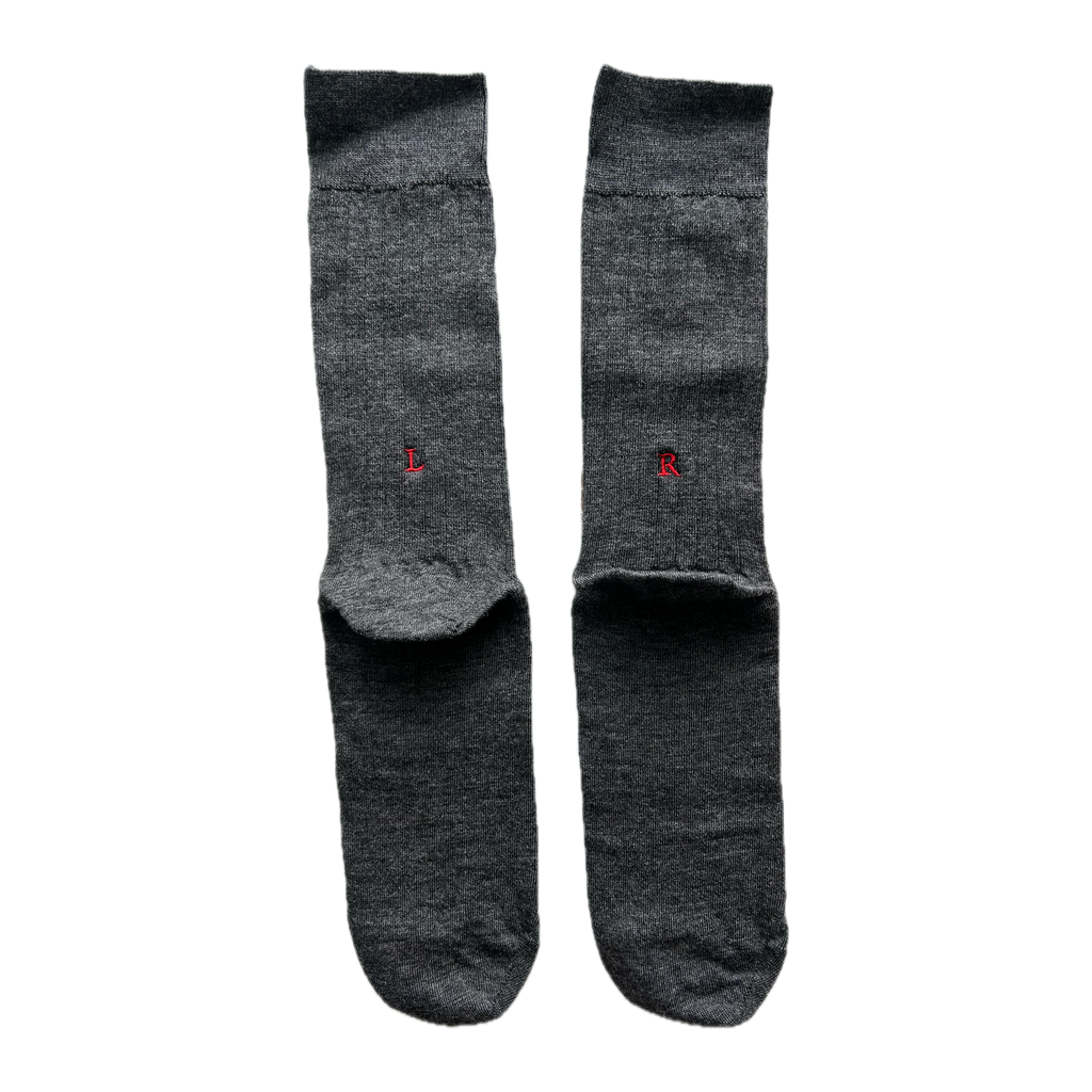 Calze grigio melange da uomo in lana merino con le iniziali ricamate in rosso, Individual Socks