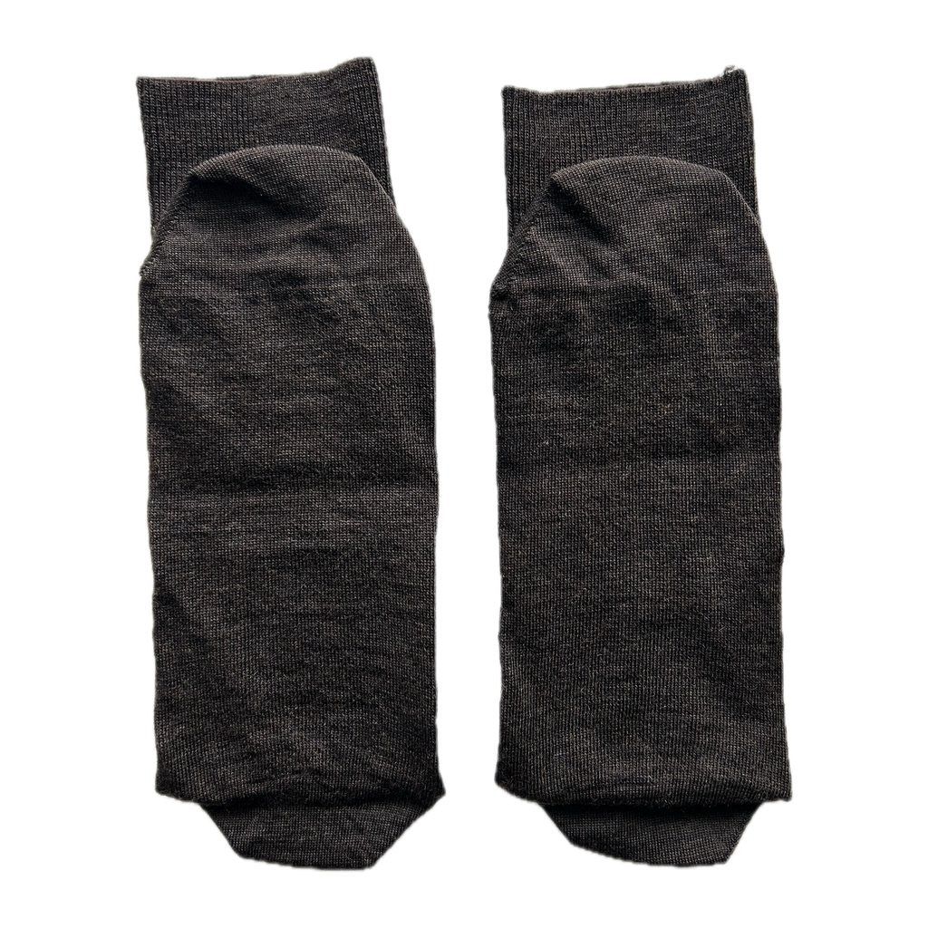 Calze marroni da uomo in lana merino con le iniziali ricamate in senape, Individual Socks