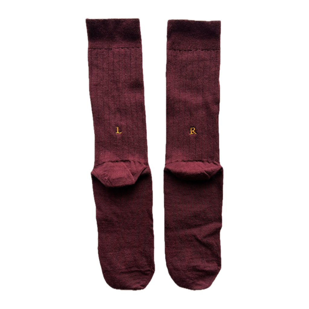 Calze bordeaux da uomo in lana merino con le iniziali ricamate in senape, Individual Socks