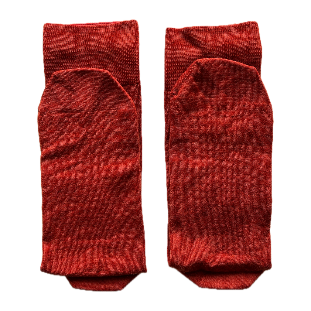 Calze arancio unisex in lana merino con le iniziali ricamate in blu, Individual Socks