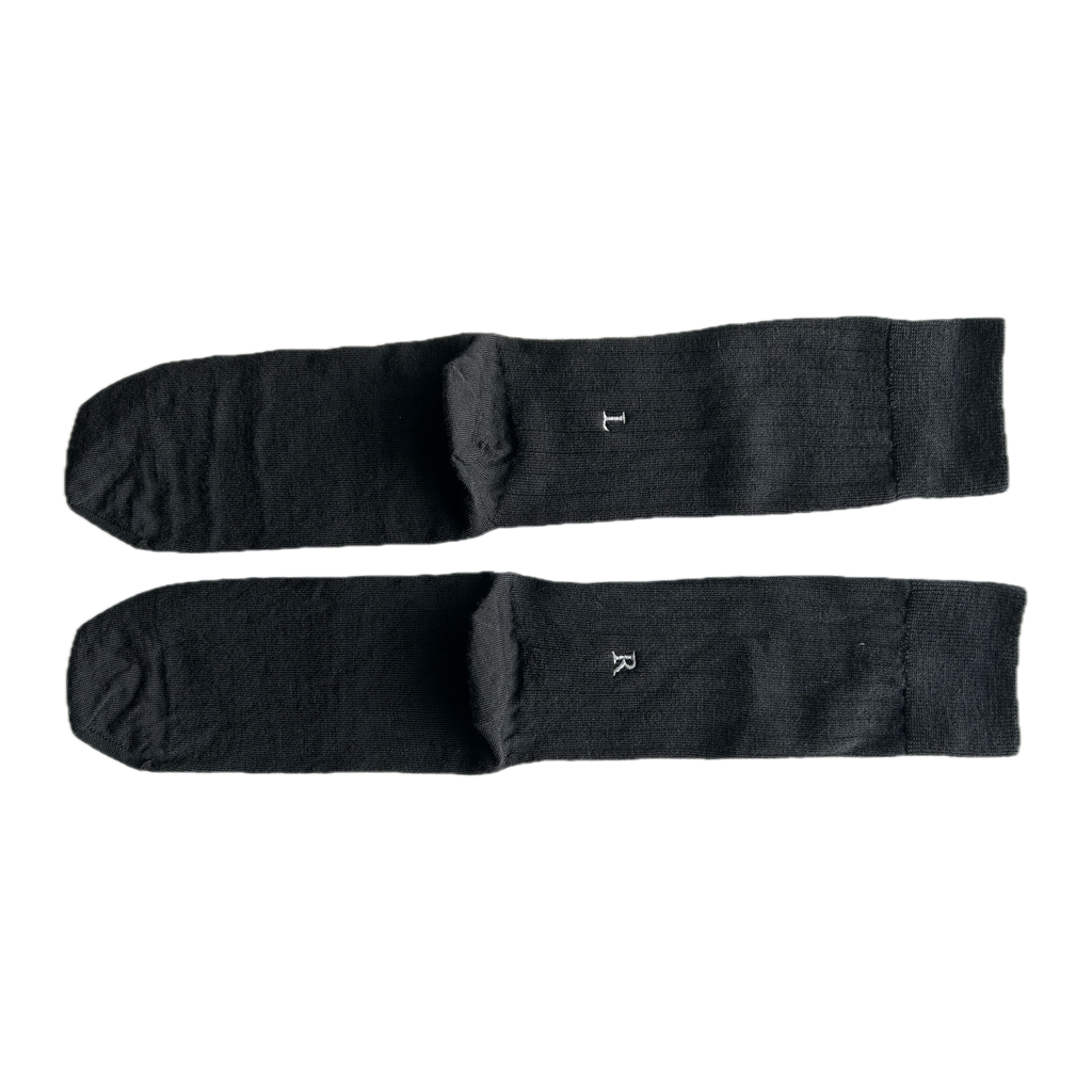 Calze nere da uomo in lana merino con le iniziali ricamate in grigio, Individual Socks