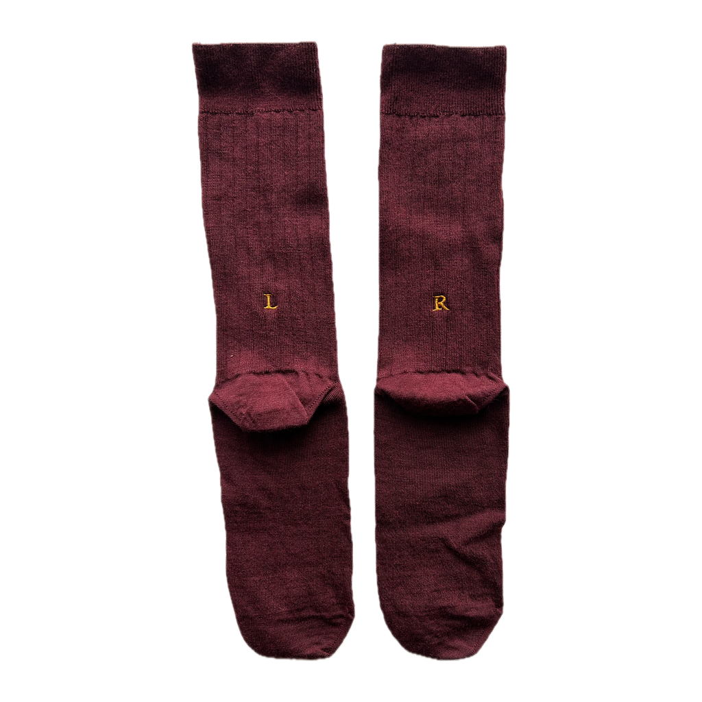 Calze bordeaux da uomo in lana merino con le iniziali ricamate in senape, Individual Socks