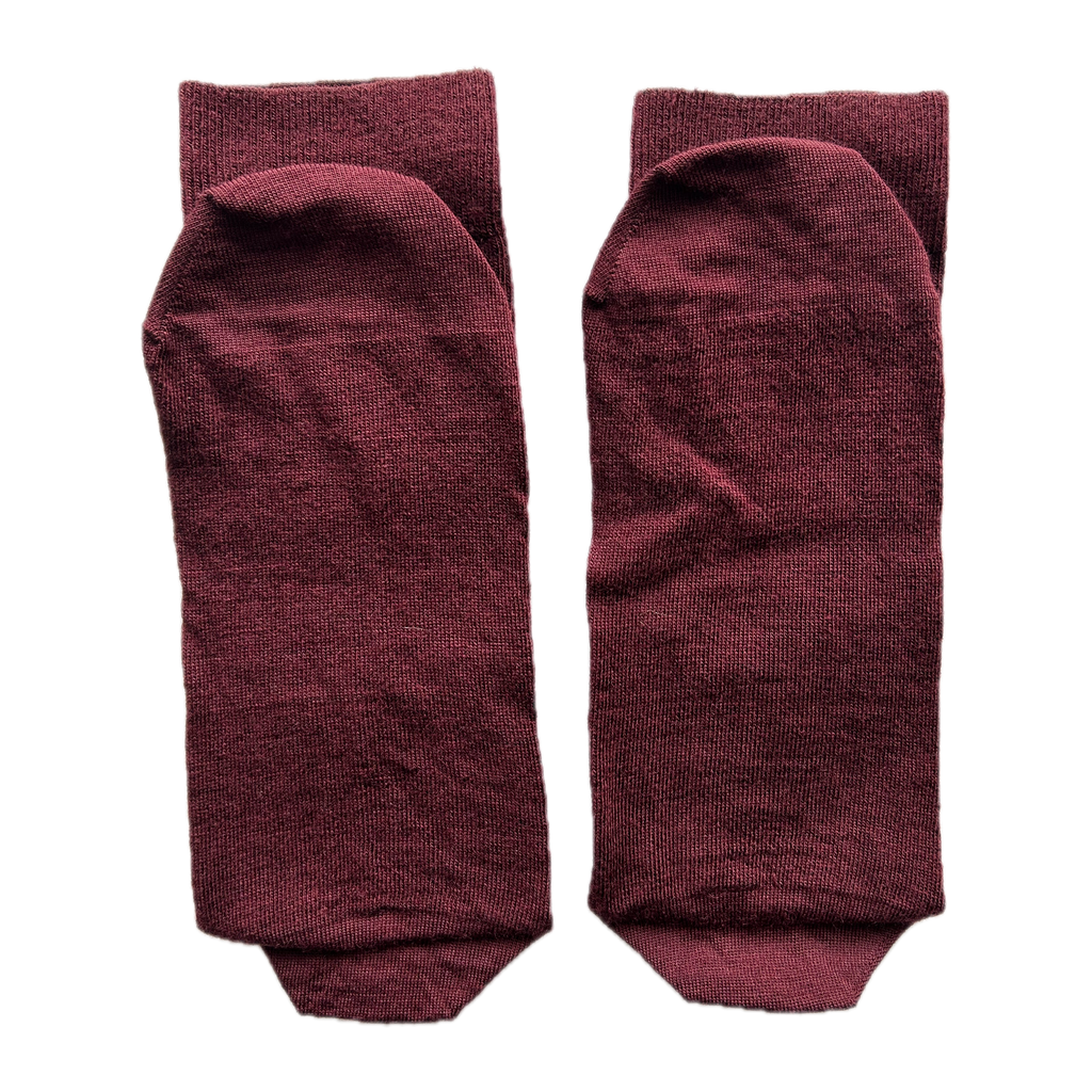 Calze bordeaux da uomo in lana merino con le iniziali ricamate in senape, Individual Socks