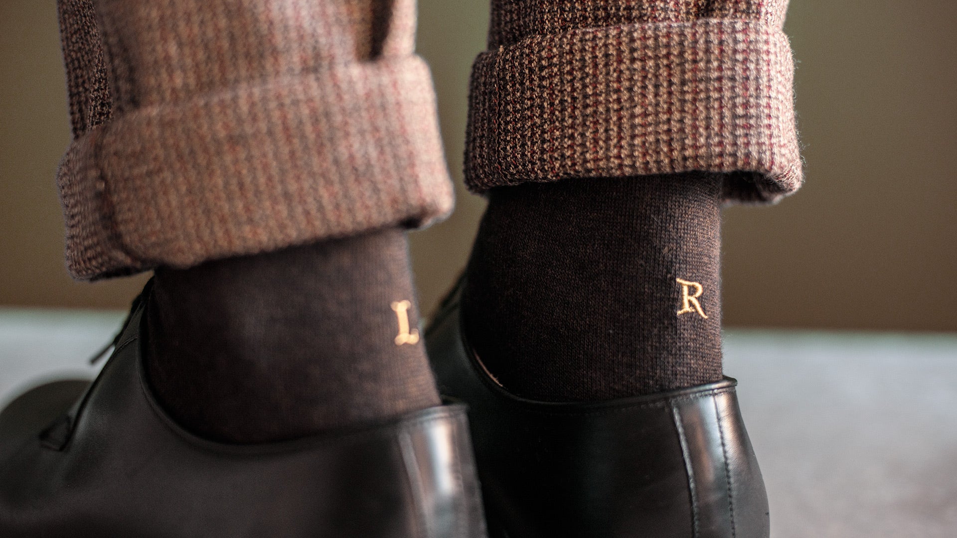 Calze Uomo Cotone Stretch | Marrone Iniziali Ricamate Senape | Taglia 40/45 | Lunghezza Ginocchio