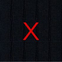 Dettaglio ricamo iniziali calze personalizzate. Lettera X