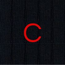 Dettaglio ricamo iniziali calze personalizzate. Lettera C