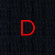 Dettaglio ricamo iniziali calze personalizzate. Lettera D