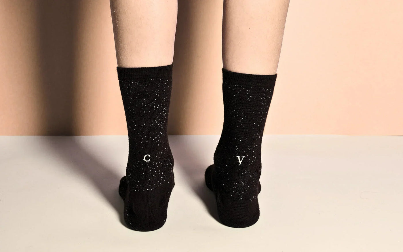 Calze nero argento da donna con le iniziali ricamate in argento, Individual Socks