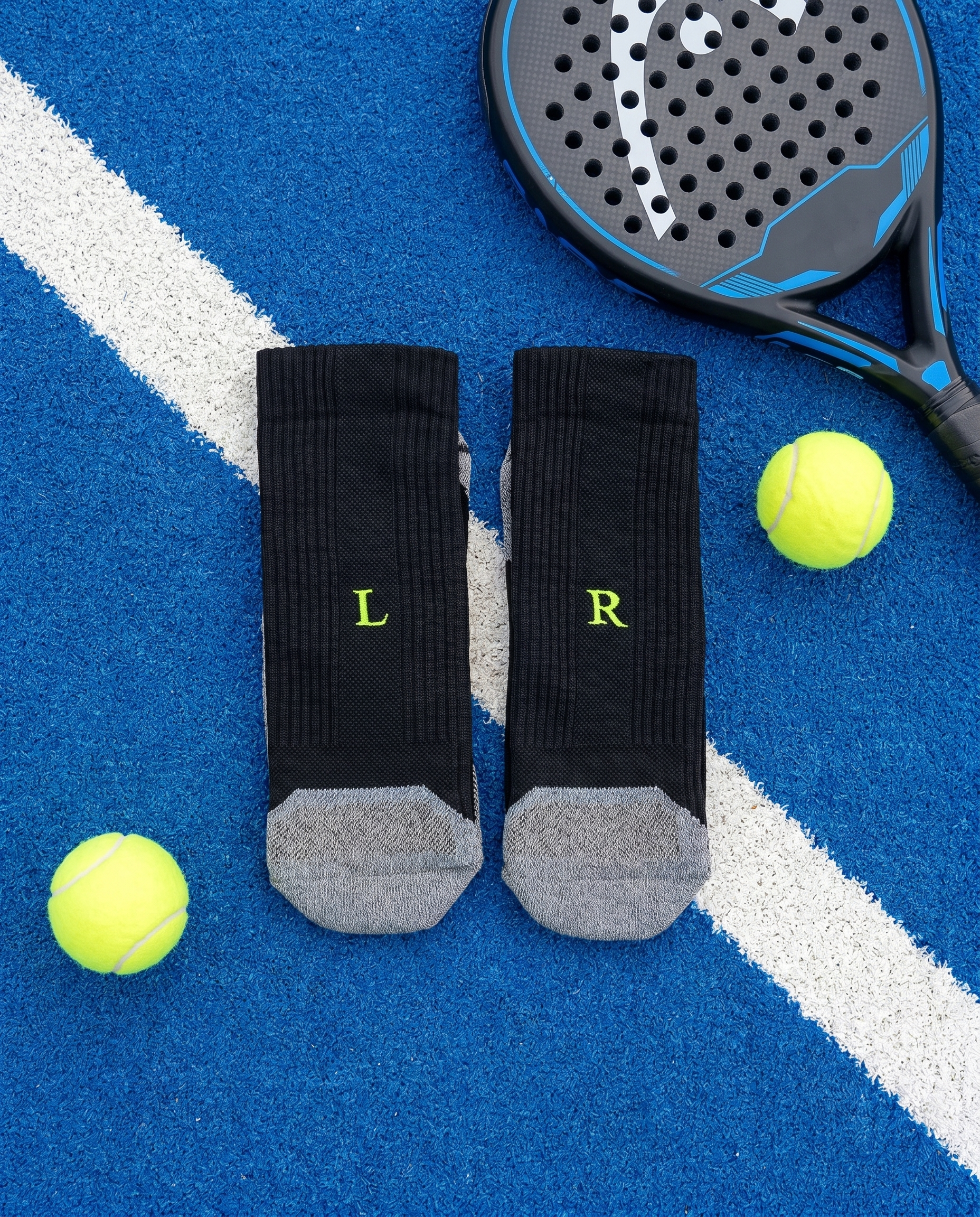 Calze padel personalizzate Solo Iniziali, nere con iniziali ricamate in giallo fluo — il miglior regalo per chi gioca a padel