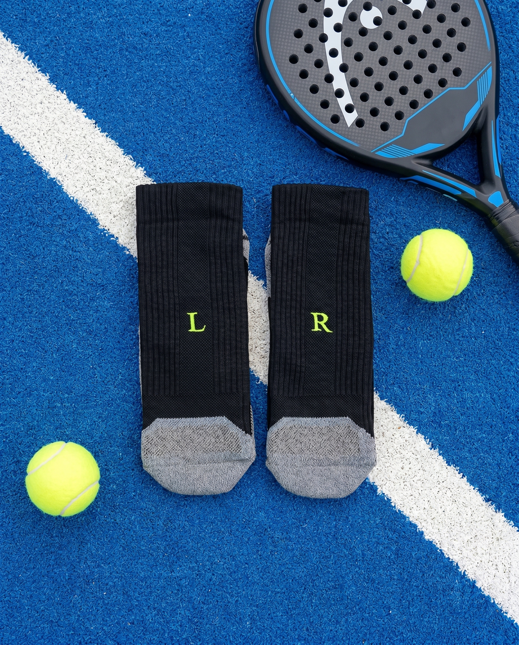 Calze padel personalizzate Solo Iniziali, nere con iniziali ricamate in giallo fluo — il miglior regalo per chi gioca a padel