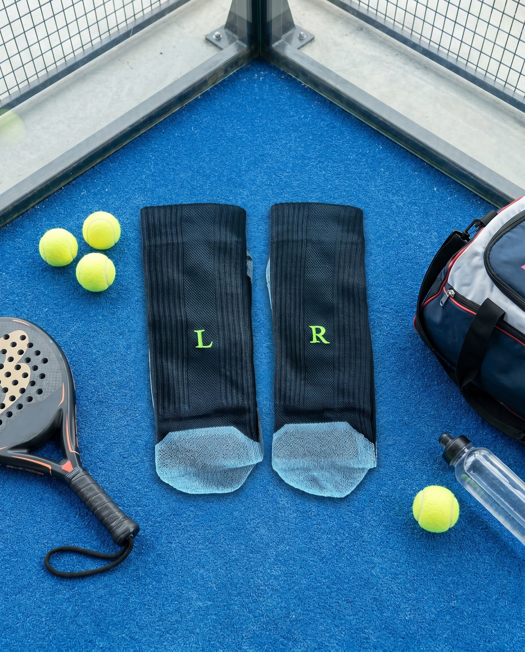 Calze padel personalizzate Solo Iniziali, nere con iniziali ricamate in giallo fluo — il miglior regalo per chi gioca a padel
