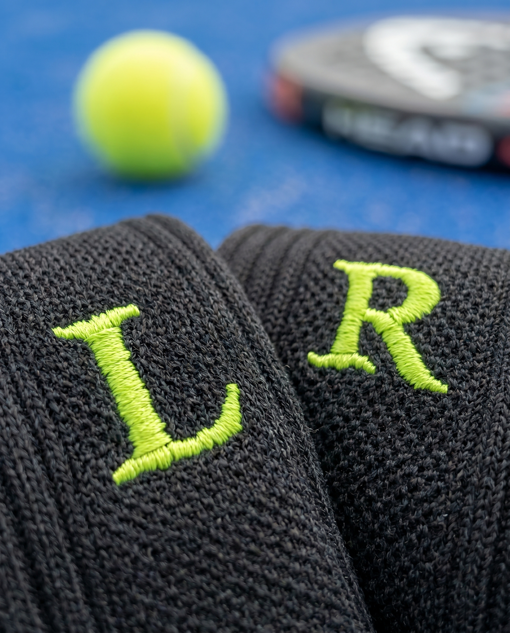 Calze padel personalizzate Solo Iniziali, nere con iniziali ricamate in giallo fluo — il miglior regalo per chi gioca a padel