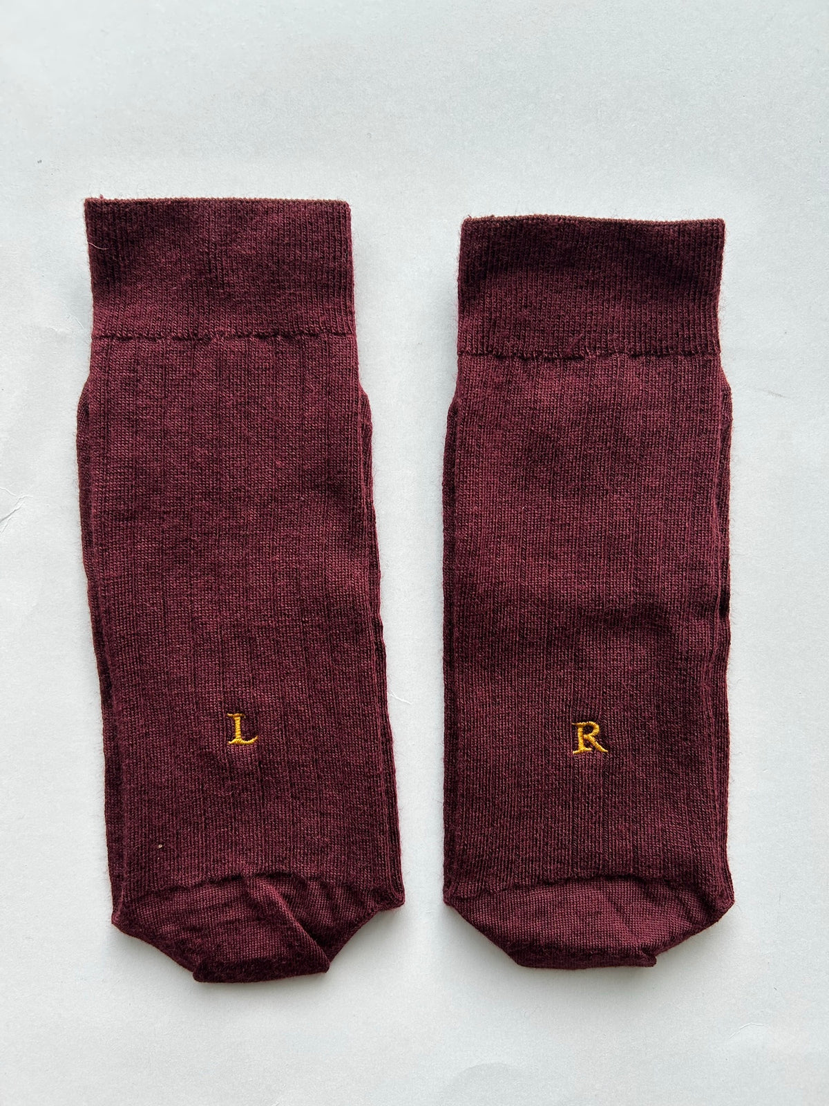 Calze bordeaux da uomo in lana merino con le iniziali ricamate in senape, Individual Socks