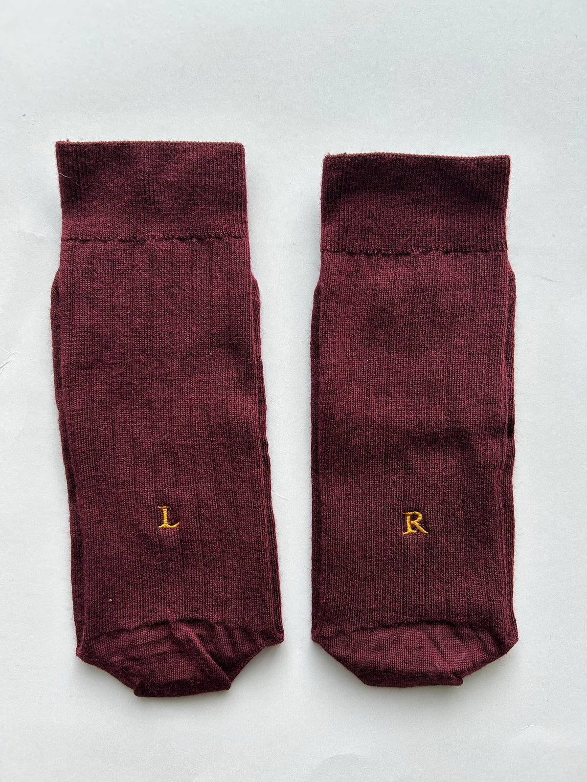 Calze bordeaux da uomo in lana merino con le iniziali ricamate in senape, Individual Socks