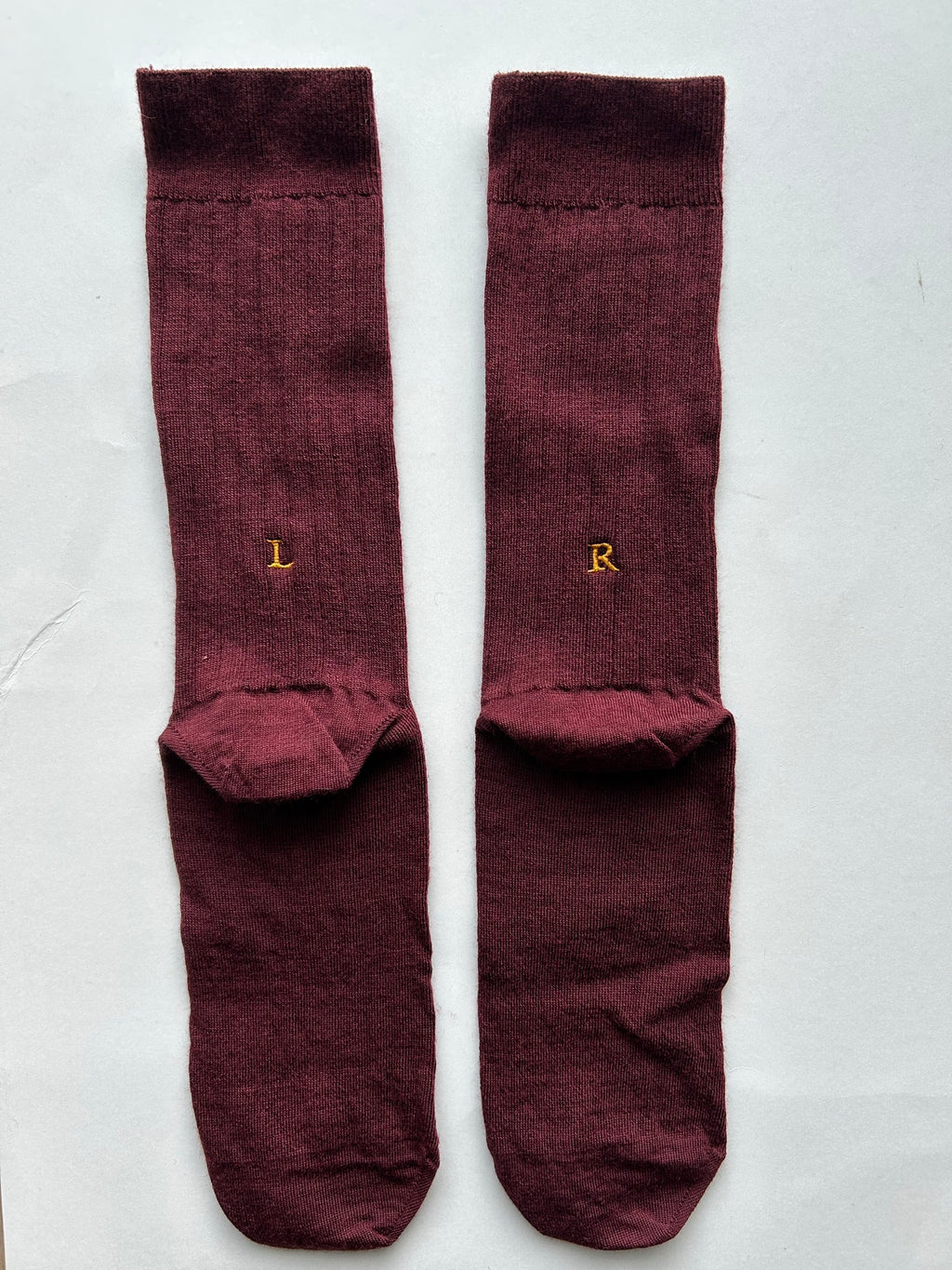 Calze bordeaux da uomo in lana merino con le iniziali ricamate in senape, Individual Socks