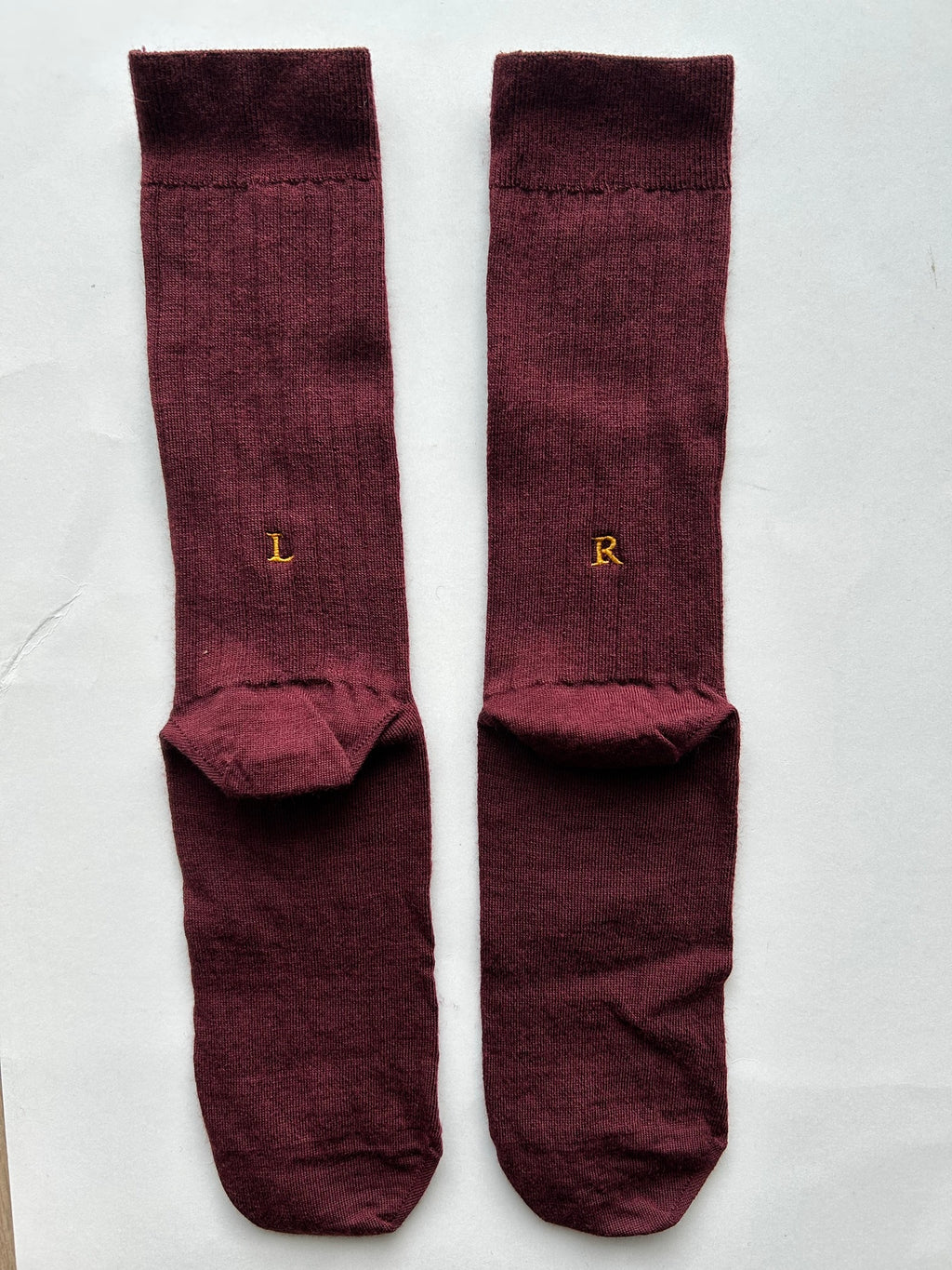 Calze bordeaux da uomo in lana merino con le iniziali ricamate in senape, Individual Socks