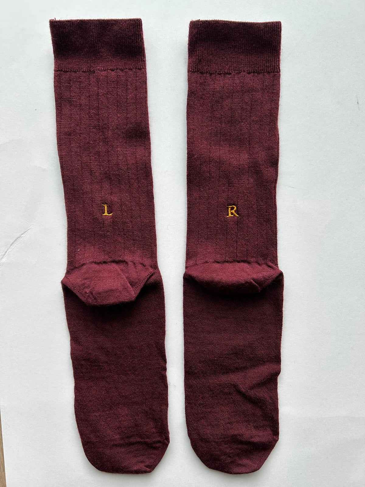 Calze bordeaux da uomo in lana merino con le iniziali ricamate in senape, Individual Socks